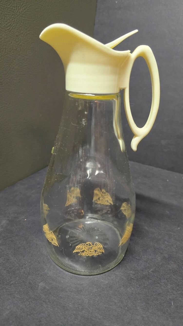 Vintage Log Cabin Glass Syrup Pitcher Clear Gold Eagle Cream Plastic Lid Retro